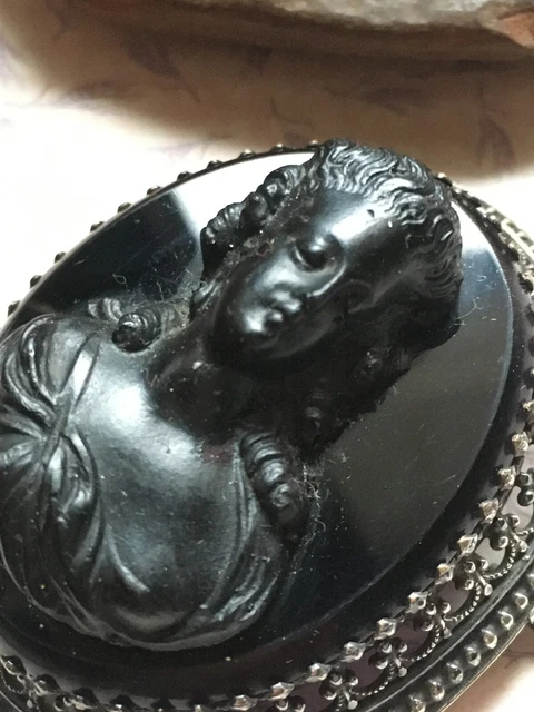Broche Ancienne En Laiton Argenté Avec Grand Camée En Verre - Vintage, Occasion Avec Léger Défaut