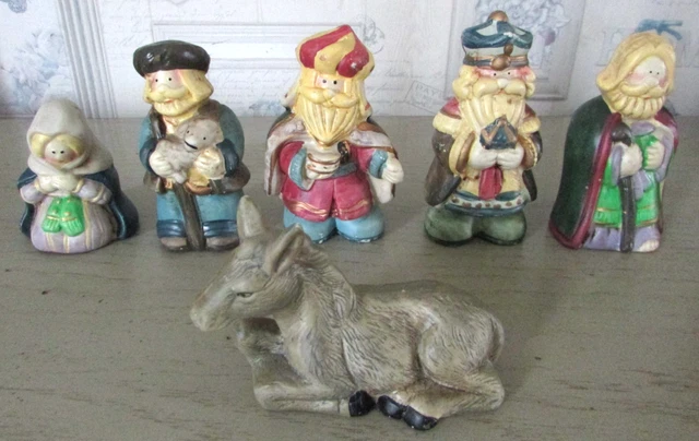 crèche de noël avec les mages, joseph, marie et jésus 17384383 Photo de