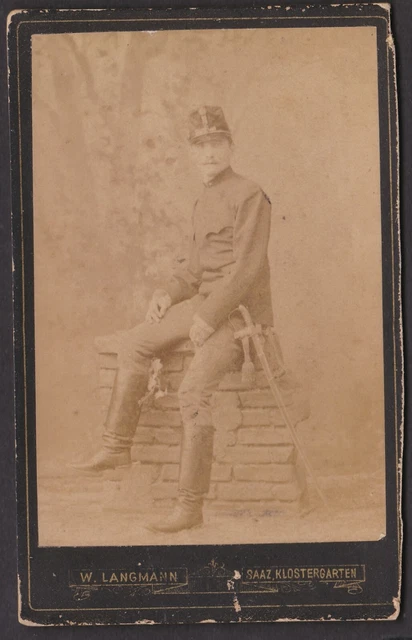 19029 Frühes Portrait Foto CDV KAB KuK Soldat Säbel Atelier W. Langmann Saaz