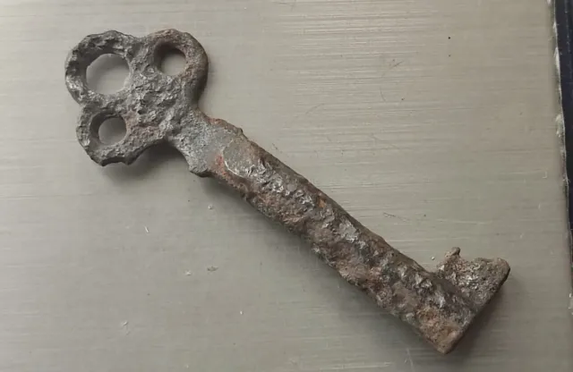 Antigua y hermosa llave de la Rus de Kiev, artefacto antiguo del Imperio Romano
