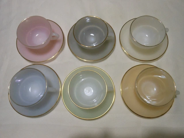 6  tasses à café et sous tasses  Arcopal France opaline couleur pastel