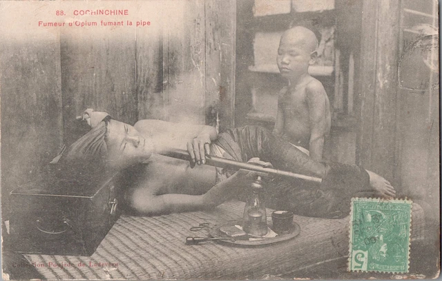 PC VIETNAM COCHINCHINE FUMEUR D'OPIUM PREPARANT LA PIPE INDOCHINA