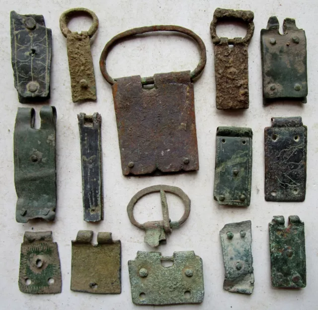 Lot 15 morceaux de plaques boucles de ceinture, en bronze et cuivre  75 gr