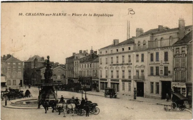 CPA CHALONS-sur-MARNE Place de la Republique (490924)