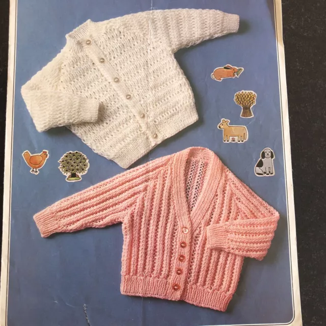 STRICKMUSTER FÜR BABY-STRICKJACKEN. GRÖSSE 18""-22"" Brustumfang.  4-lagige Wolle