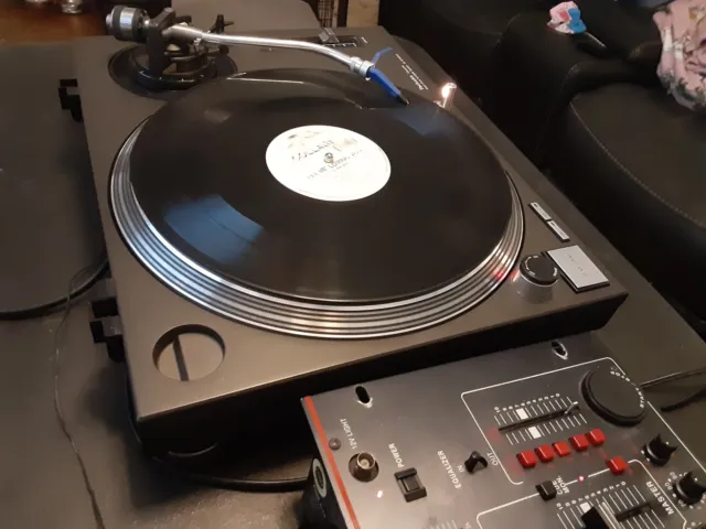 Technics SL-1210MK2 Classic Quartz Direct-Drive DJ Turntable with Needle