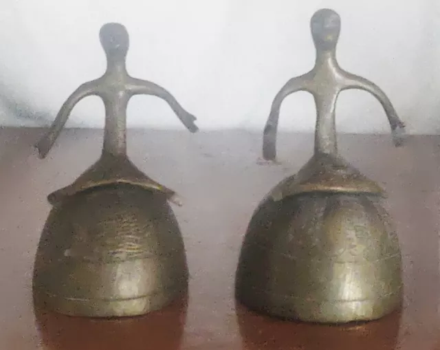 Ancienne Paire de Clochettes Africaines en Bronze en Très bon État. Hauteur 10cm