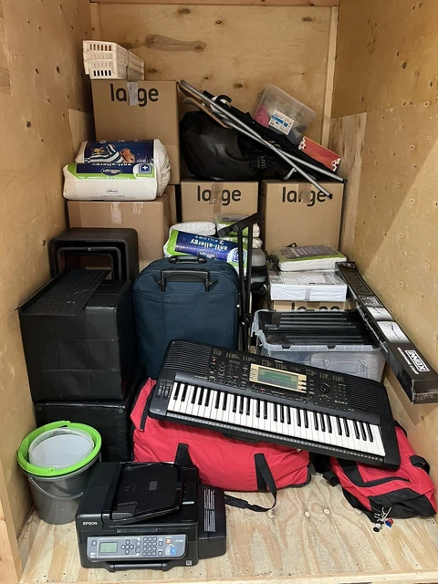 Abandoned Storage Room: Ladies Shoes, Handbags, Keyboard, Ladies Clothing Z815