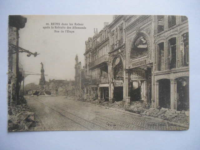 CPA "Reims dans les ruines après la retraite des allemands - Rue de l'Etape"
