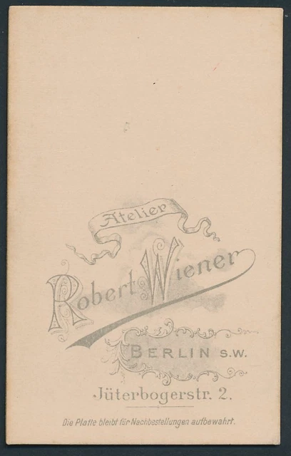 Foto ca 1900 Berlin Garde-Soldat in Uniform + Pickelhaube-Preussen u Paradebusch 2