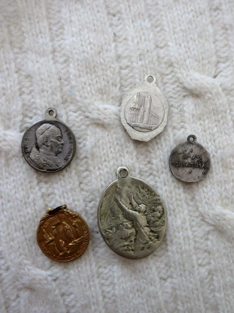 Chaîne en argent et médailles religieuses friperie pas cher et