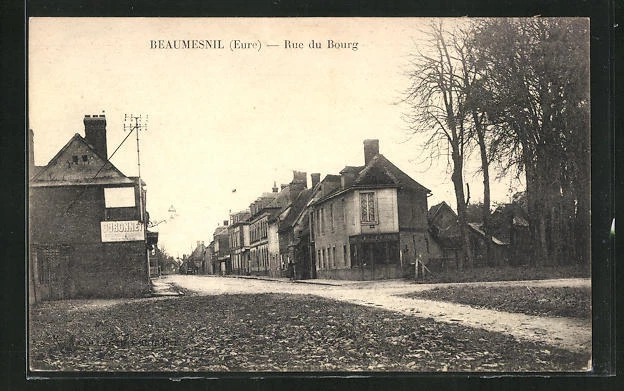 CPA Beaumesnil, Rue du Bourg, vue de la rue