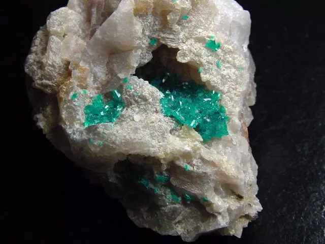Dioptas Stufe / Dioptase specimen 51 mm - Tsumeb, Namibia (2059t)