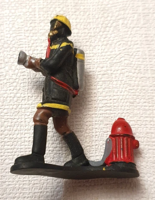 FIGURINE STARLUX POMPIER NOUVEAU CASQUE AVEC GRANDE CLÉ ROUGE OUVERTURE