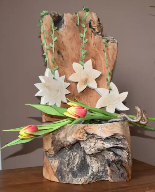 3 Blumen aus Holz mit Efeuband