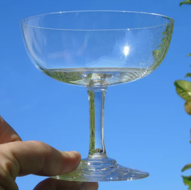 Baccarat? Coupe à champagne en cristal soufflé. Début Xxe s