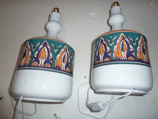 superbe paire de lampe en faïence marocaine à décor d'arcature et de plantes