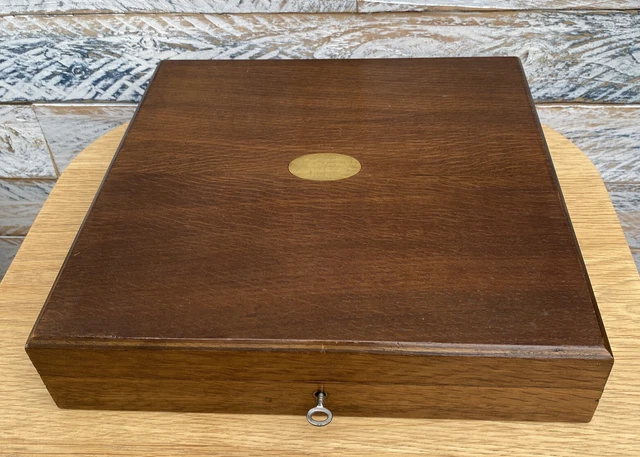 Caja de cantinas de cubiertos de madera vacía vintage con cartucho de latón y cerradura con llave