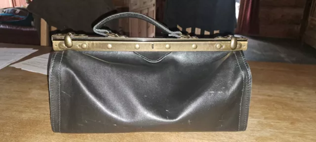alte Arzttasche Tasche schwarz Messing Beschläge Leder gebraucht innen Stoff