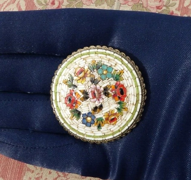 ANCIENNE BROCHE décor de FLEURS STYLISÉES en MICRO MOSAÏQUE vers 1930