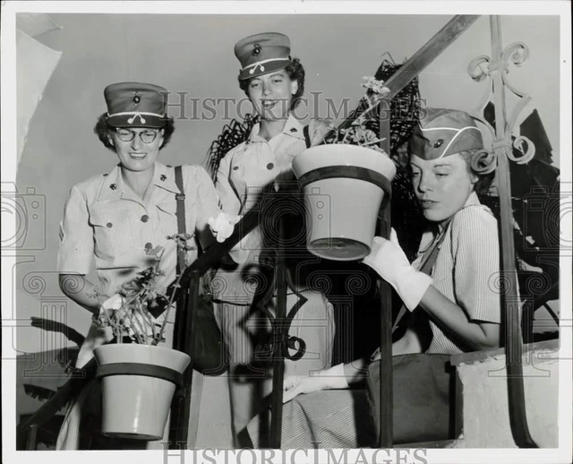 Press Photo Kansas City women of Marine Supply Platoon take a break San Diego CA