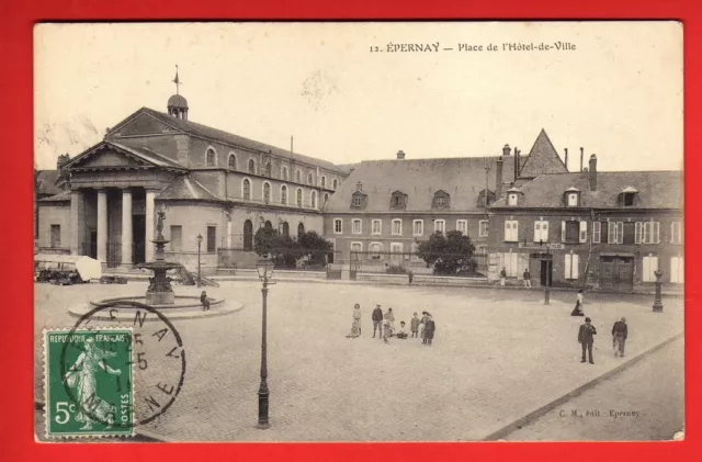 EPERNAY cpa 51 place de l'hotel de ville fontaine