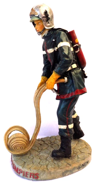 Sapeurs pompiers - STATUETTE POMPIER AVEC MUR 30 cm de hauteur N° 210