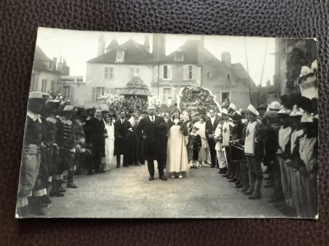 Cpa "Carte PHOTO" Scène vie quotidienne Fête, DÉFILÉ DE CHAR. A situer