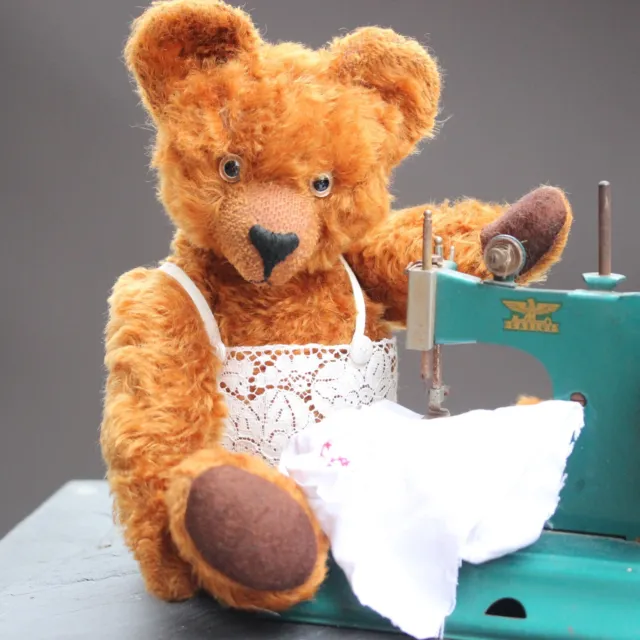 Cute old teddy lady sewing with sewing machine ancien ours Peluche