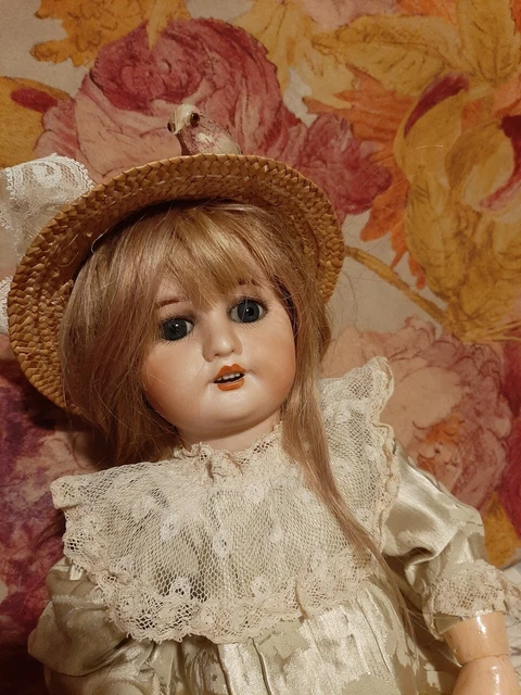 Poupée tête porcelaine robe à fleurs avec socle - Bon état. : Achat occasion | Poupées Collection Bon état