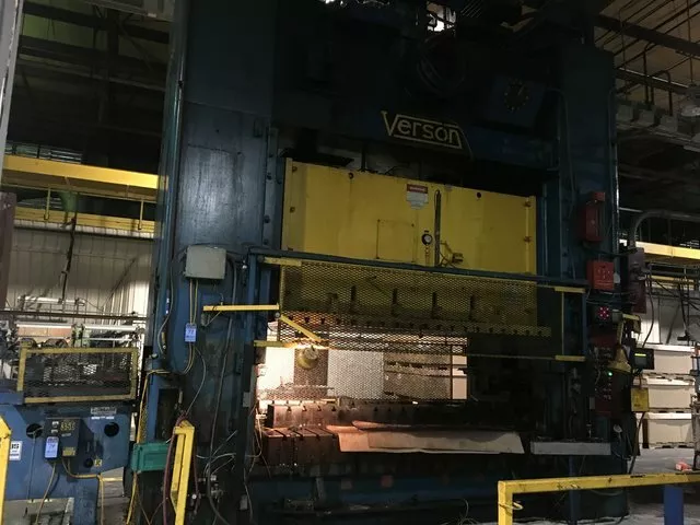 Verson 600 Ton Straight Side Double Crank Mechanical Press Model: S2-600-120-72T