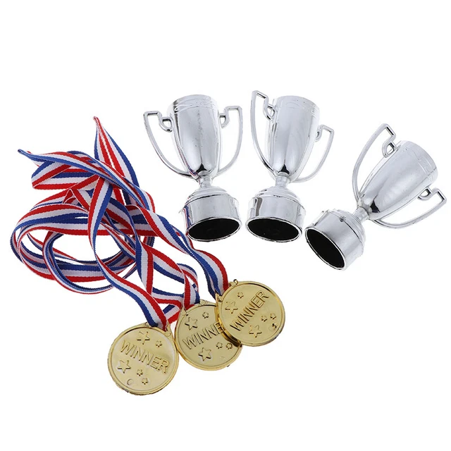 3 Stck. Gold Kunststoff Gewinner Medaillen + 3 Kunststoff Trophäe Spielzeug für Kinder Party Spaß PrLXI 10