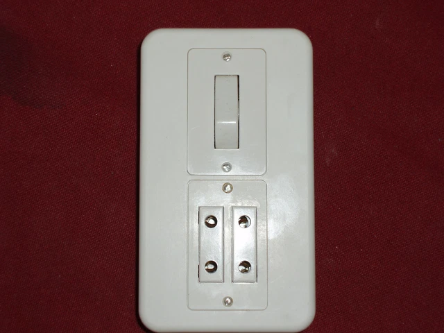 Lot Interrupteur Et Prises Legrand – Série Chambord – 1 Va-et-vient + 2 Prises 2Pôles – Gris