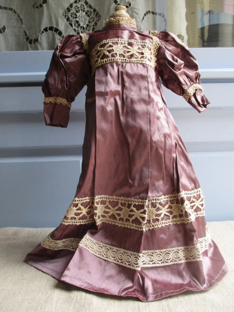Jolie robe tissu soyeux et dentelle ancienne pour poupée ancienne