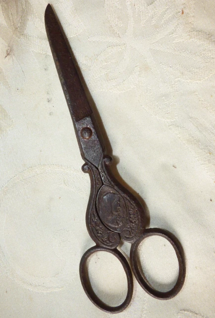 Ancienne Paire de Ciseaux Religieux avec La Vierge Le Christ en Médaillon XIX e