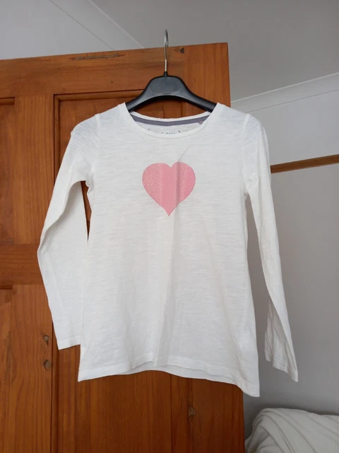 Top a maniche lunghe bianco Girls Next con cuore rosa.  7 anni, altezza 122 cm, culla 100%