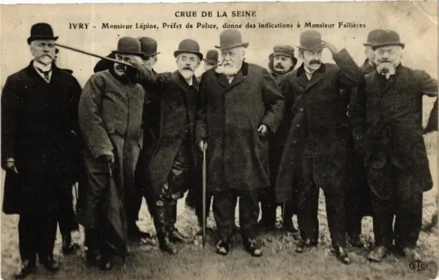 CPA IVRY Lepine gives indications to Fallieres Crue de la Seine 1910 (569984)