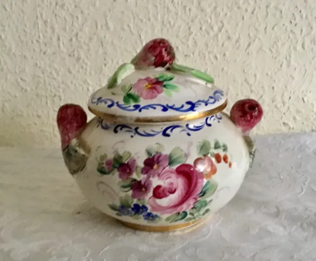 Pot couvert en faïence de Clamecy  avec des boutons de roses