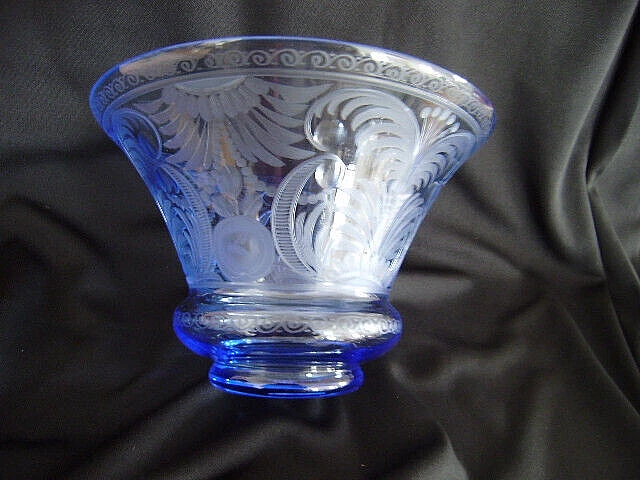 Très belle COUPE en verre bleu ciselé