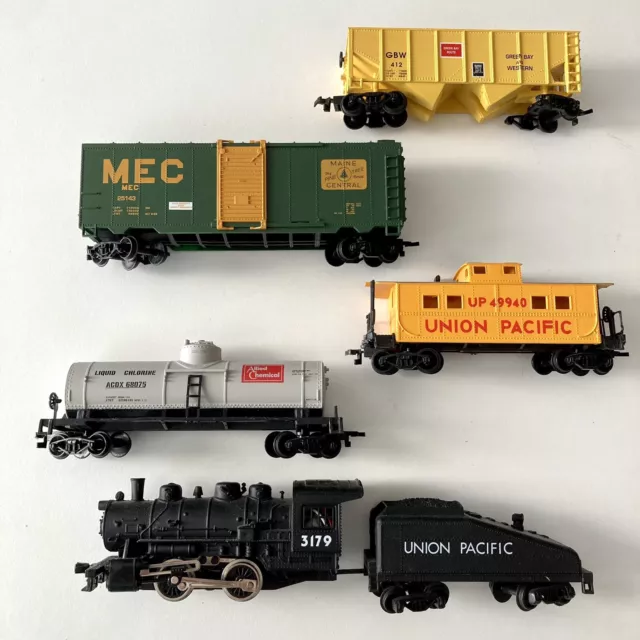 Life Like HO Scale Union Pacific #3179 Train Engine And Cars 6 Pieces - READ