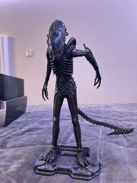 Hot Toys Alien Warrior 1/6 Figure