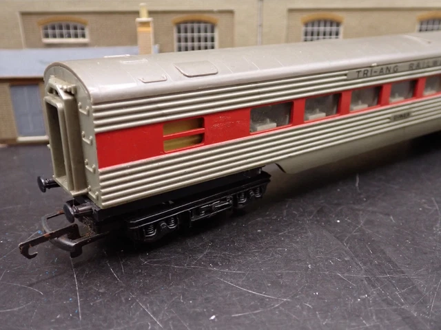 TRI-ANG R324 TRANSCONTINENTAL Diner Coach OO Gauge Silver, Grey Roof ...