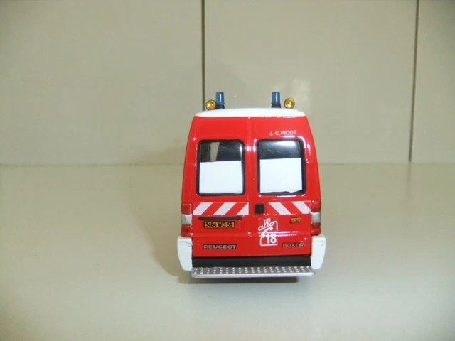 MVI résine Peugeot 205 berline 5 portes 1/43