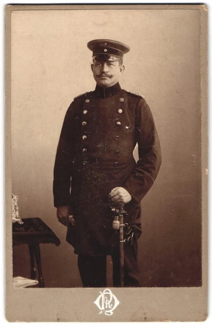 Fotografie unbekannter Fotograf und Ort, Offizier in Uniform mit Säbel und Port