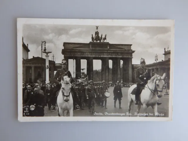 Postkarte Berlin Brandenburger Tor "Aufziehen der Wache" 1944 (82652)