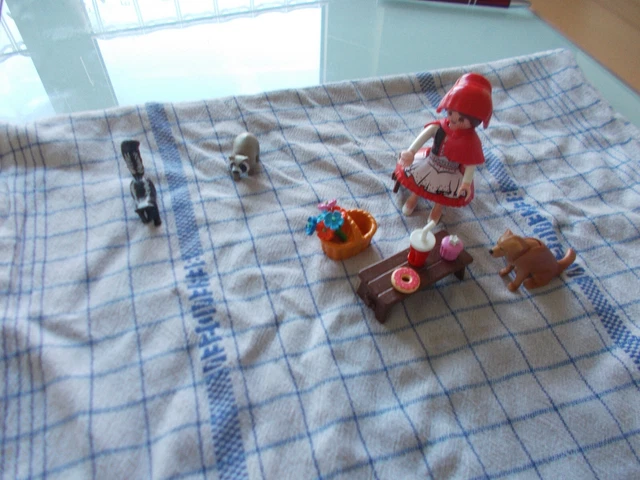 Playmobil -- Rotkäppchen in Wald