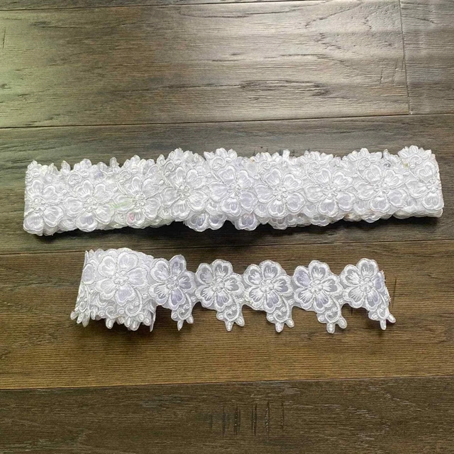 "Borde de aplique floral de transferencia de calor blanco y plateado 150"""