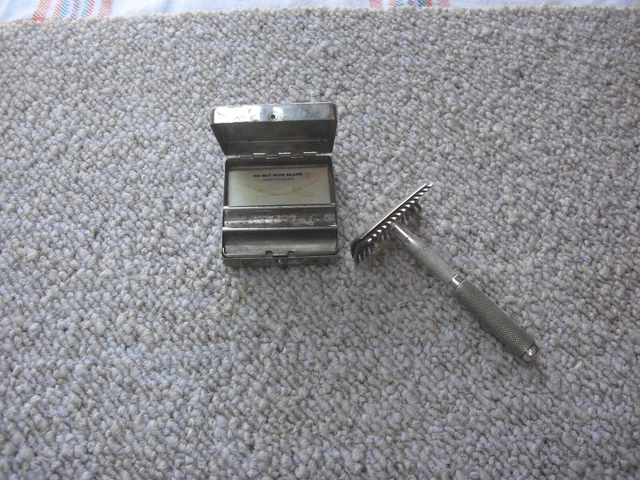 Vintage Rasoio Da Viaggio A Lametta Con Scatoletta In Metallo Mis. 5X6X1,5