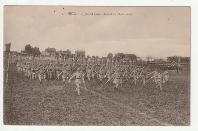 METZ  - Moselle - CPA 57 - Militaire - 14 juillet 1919 défilé de l' Infanterie