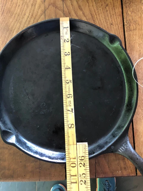 Griswold Cast Iron No.108 Skillet Griddle 201A sits flat block logo